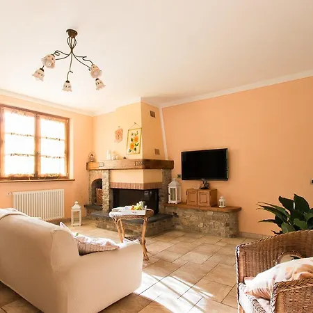 Casa di campagna Il Poggiolo Montemagno (Lucca)